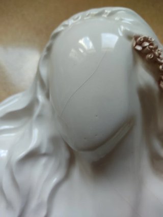 Figura mujer porcelana decorativa