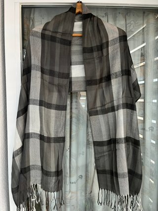 Pañuelo fular de cuadros gris y blanco