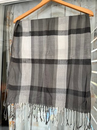 Pañuelo fular de cuadros gris y blanco