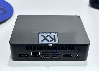 Mini PC KVX con monitor, teclado y raton.
