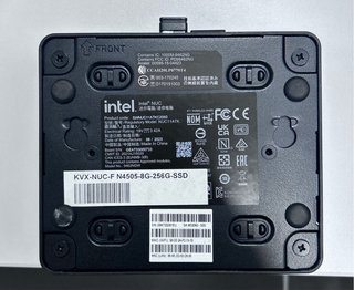 Mini PC KVX con monitor, teclado y raton.