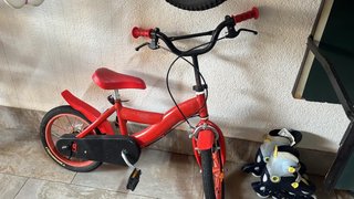 Bicicleta roja infantil