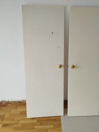 Puertas de madera blancas con pomos