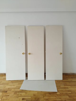 Puertas de madera blancas con pomos