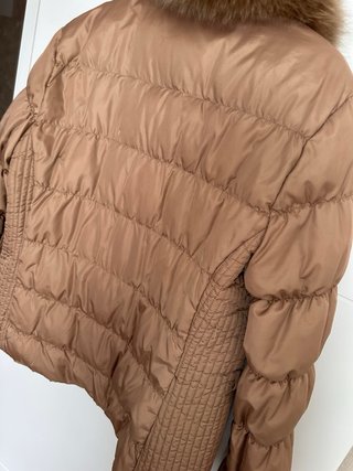 Abrigo marrón con cuello de pelo