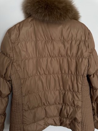 Abrigo marrón con cuello de pelo