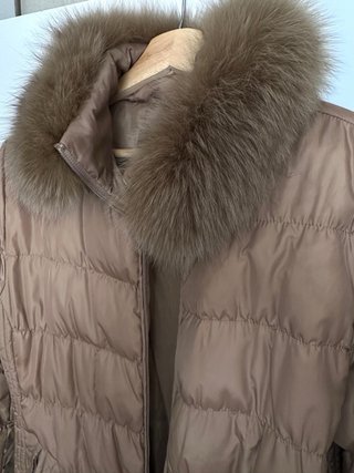 Abrigo marrón con cuello de pelo