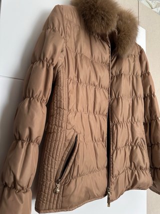 Abrigo marrón con cuello de pelo