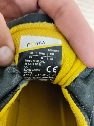 Botas de seguridad negras y amarillas