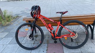 Bicicleta de montaña roja casi nueva