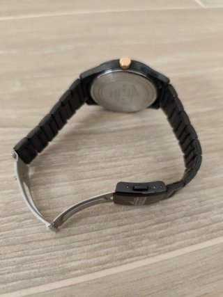 Reloj Lotus Negro y Dorado