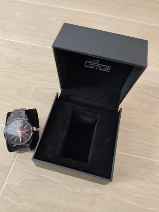 Reloj Lotus Negro y Dorado