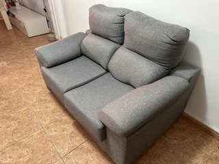 Sofá 2 plazas gris tela
