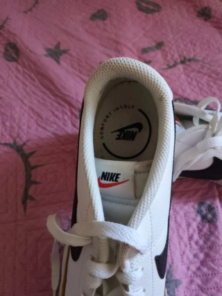 Zapatillas Nike Blancas y Doradas