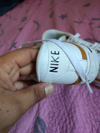 Zapatillas Nike Blancas y Doradas