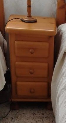 Mesita de noche de madera