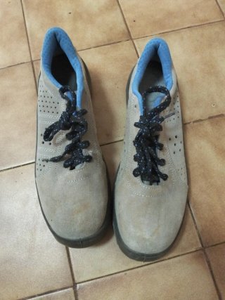 Zapatos de trabajo beige y azul