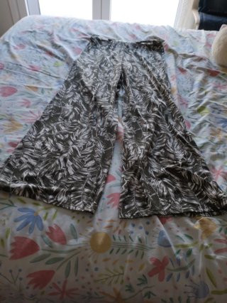 Pantalones finos verdes y blancos