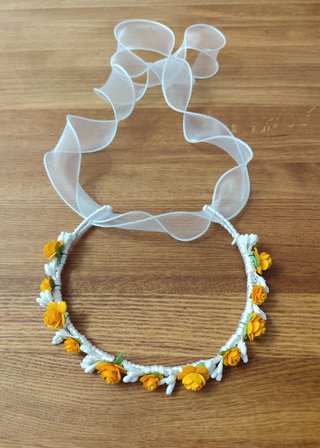Corona de flores mandarina y blanca