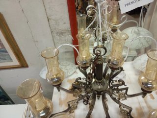 Lampadario in vetro e metallo dorato
