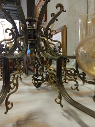 Lampadario in vetro e metallo dorato