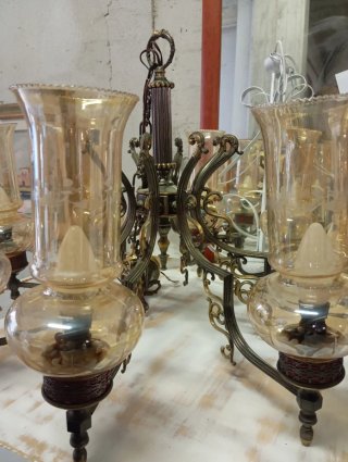 Lampadario in vetro e metallo dorato