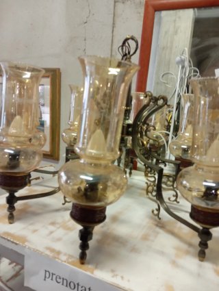 Lampadario in vetro e metallo dorato