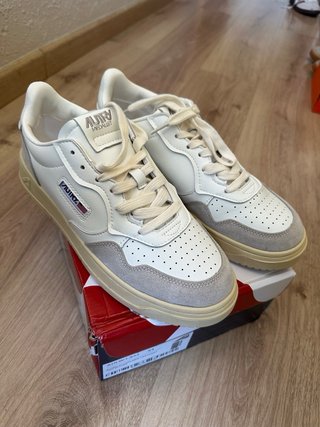 Zapatillas Autry Beige y Blanco