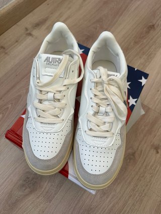 Zapatillas Autry Beige y Blanco