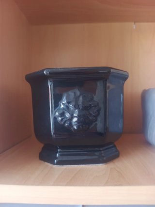 Macetero de cerámica negro con relieve