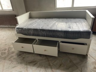 Cama blanca 1.20 con colchón bueno