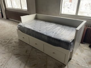 Cama blanca 1.20 con colchón bueno