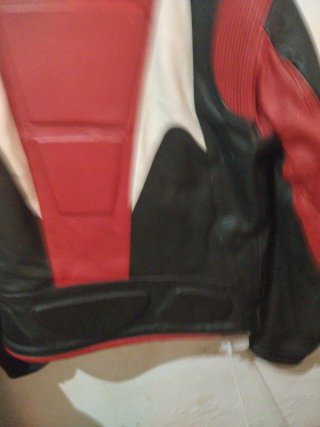 Chaqueta de moto cuero negra y roja