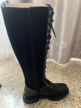 Botas altas negras con cordones