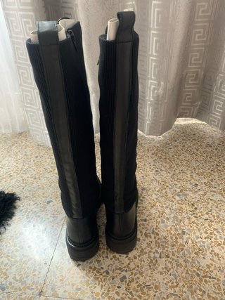 Botas altas negras con cordones