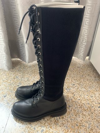 Botas altas negras con cordones