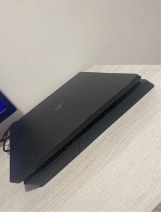 PS4 Slim Negra + Mando Original Rojo