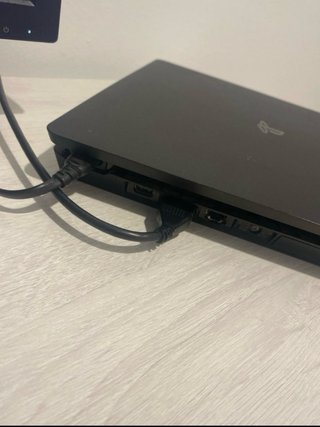 PS4 Slim Negra + Mando Original Rojo