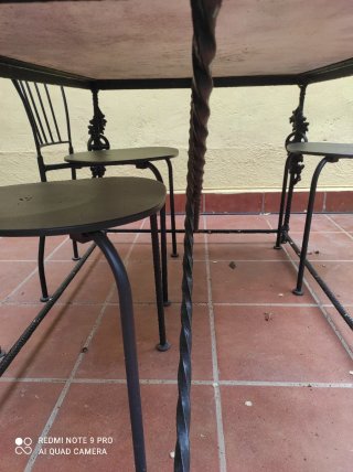 Mesa de jardín de mármol y metal