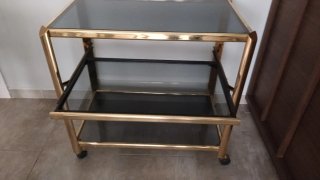 Mueble auxiliar de metal y cristal con ruedas