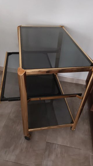 Mueble auxiliar de metal y cristal con ruedas
