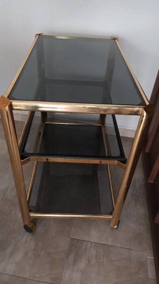 Mueble auxiliar de metal y cristal con ruedas