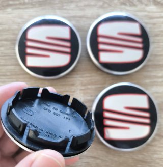 TAPABUJES SEAT 56mm NEGROS CON EMBLEMA PLATA ROJO