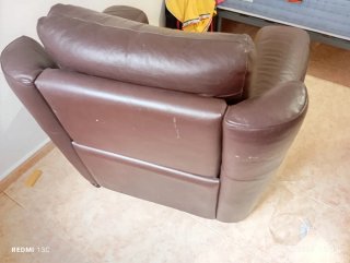 Sillón reclinable de cuero marrón