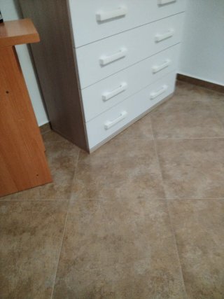 Cómoda blanca y madera