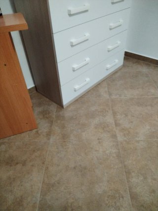 Cómoda blanca y madera