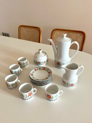 Juego de café de cerámica con flores
