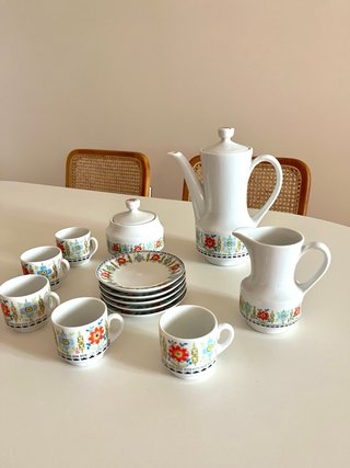 Juego de café de cerámica con flores
