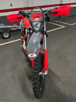 Moto enduro Beta Xtrainer 300 2025