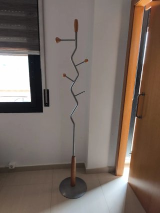 Perchero de pie metal y madera